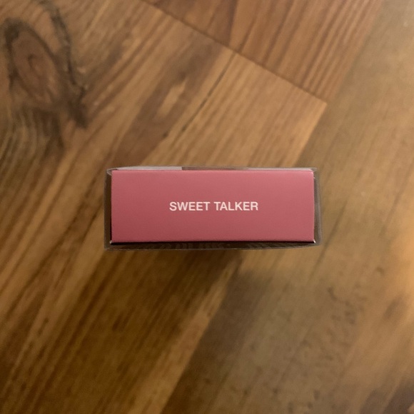 Huda Beauty liquid lipstick in Sweet Talker - Picture 4 of 5